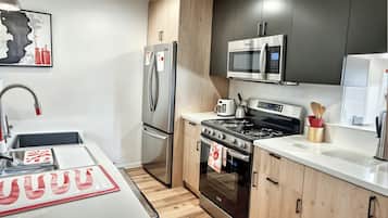 Kylskåp, mikrovågsugn, ugn och spishäll