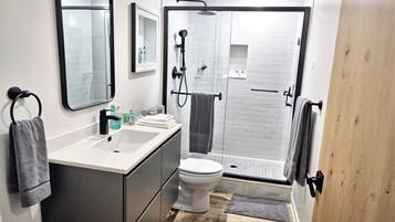 Hårtork, handdukar, tvål och schampo