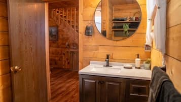 Dusch, hårtork, handdukar och tvål