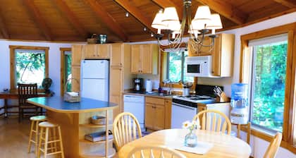 Upscale Yurt/Pet Friendly/Full Kitchen/Bath w/Sauna/FP/TV/Internet/Beds for 4