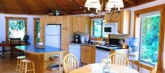 Upscale Yurt/Pet Friendly/Full Kitchen/Bath w/Sauna/FP/TV/Internet/Beds for 4