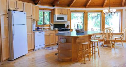 Upscale Yurt/Pet Friendly/Full Kitchen/Bath w/Sauna/FP/TV/Internet/Beds for 4