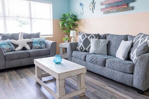 Smart TV - Walk to beach Cottage (Ormond Beach)