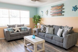 Smart TV - Walk to beach Cottage (Ormond Beach)