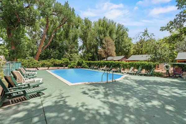 Seasonal outdoor pool - Timber Lodge Cabin 17 (Colorado Springs)