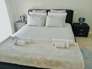 3 habitaciones, tabla de planchar con plancha, wifi y ropa de cama