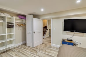 1 habitación, escritorio, tabla de planchar con plancha y internet