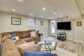 TV - Walk to Hudson River, Near MetLife: Renovated Apt (Hoboken)