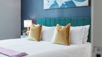 2 bedrooms, desk, WiFi, bed sheets