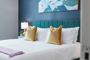 2 bedrooms, desk, WiFi, bed sheets