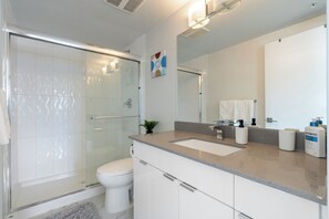 Dusche, Haartrockner, Handtücher, Seife