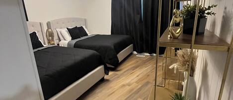 4 habitaciones, tabla de planchar con plancha, wifi y ropa de cama