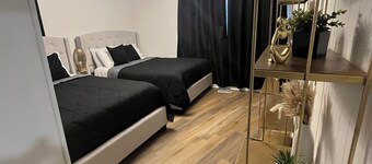 Lux MidCentury Mod! Sleeps 12! Movie thtr, bar & poker, gym, game rm, putt-patio