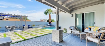 This Yard Is Cool Y'all! Hot Pool! Game Room!
