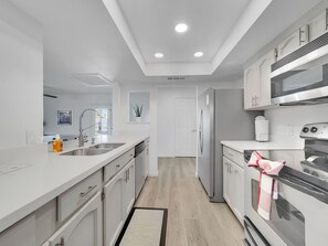 Kjøleskap, mikrobølgeovn, ovn og kokeplater