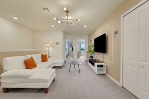 TV - 7589OSL-Spacious 5BD townhouse in Solterra Resort, Davenport, perfect for 10 guests. (Davenport)