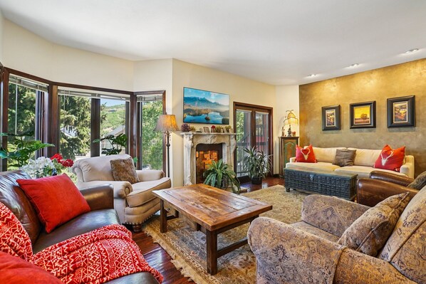 Smart TV, fireplace - Walk to Main St & Town Lift | Private Hot Tub | Heated Driveway (Park City)
