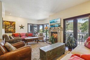 Smart TV, fireplace