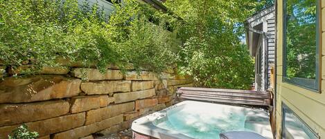 Tina de hidromasaje al aire libre