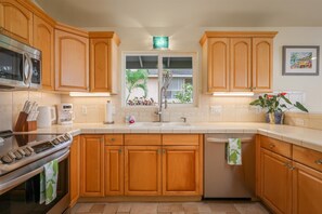 Microondas, horno, placa de cocina y lavavajillas