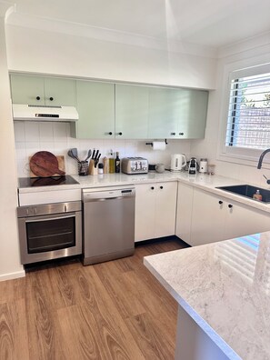 電子レンジ、オーブン、コンロ、食器洗い機