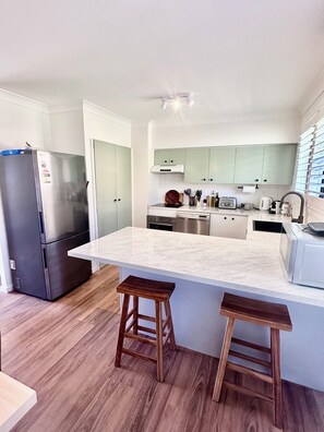 Four à micro-ondes, un four, surface de cuisson, lave-vaisselle