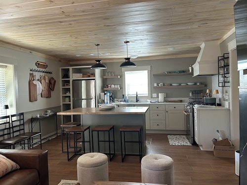 Comfortable retreat minutes away from MSU.  Great for Game Days & Family Getaway