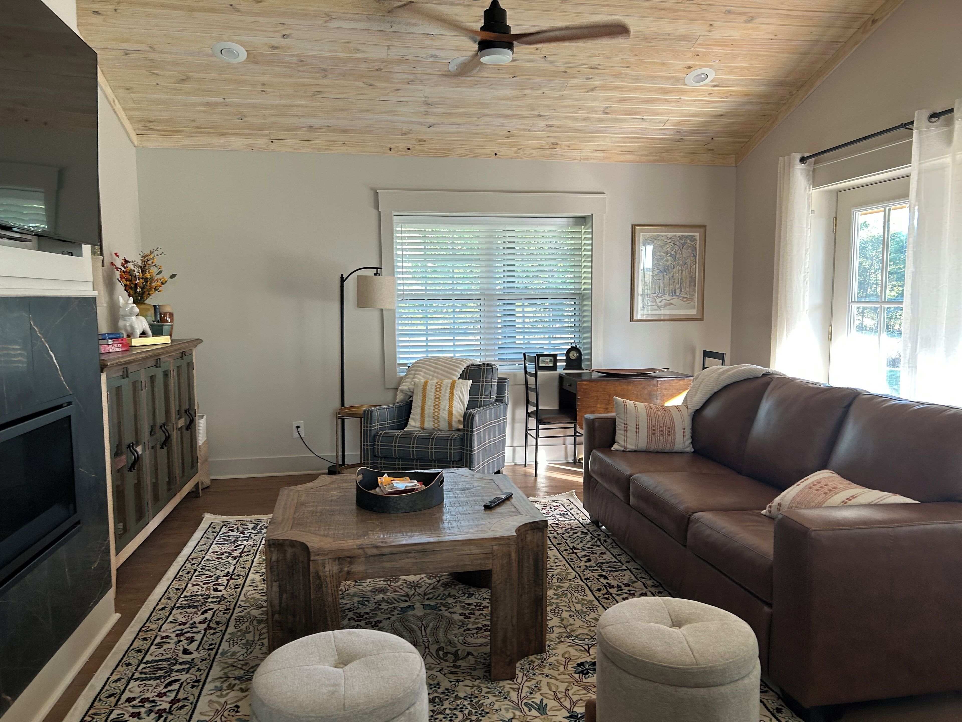 Televisión y chimenea 