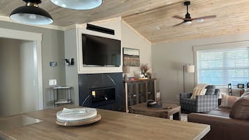 Télévision, cheminée