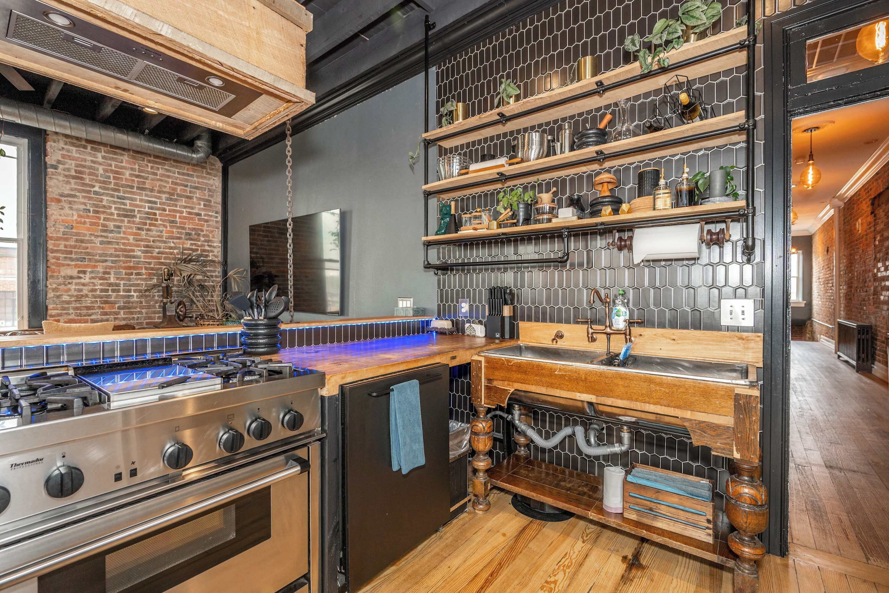 Casa, varias camas, cocina, vista a la ciudad (The Brick Dachshund) | Cocina privada | Refrigerador, microondas, horno y parrilla de estufa 