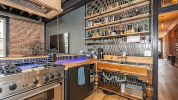 独立别墅, 多张床, 厨房, 城市景观 (The Brick Dachshund) | 私人厨房 | 冰箱、微波炉、烤箱、炉灶