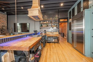 House, Multiple Beds, Kitchen, City View (The Brick Dachshund) | Private kitchen | Fridge, microwave, oven, stovetop