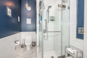 Bathroom - The Brick Dachshund Chic for 9 (Blanchester)