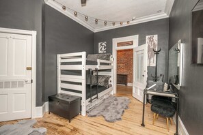 3 bedrooms, individually decorated, individually furnished, desk - The Brick Dachshund Chic for 9 (Blanchester)