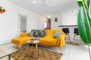 Deluxe Apartment, City View | Living area