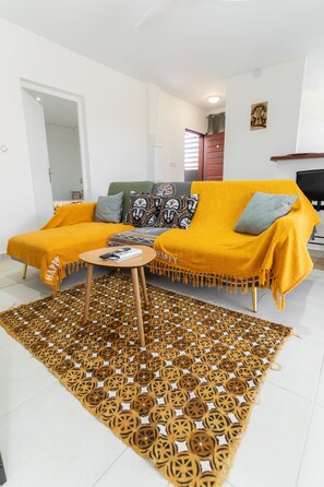 Deluxe Apartment, City View | Living area