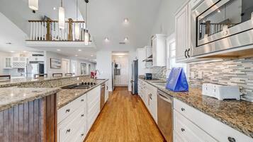 Geladeira, micro-ondas, fogão, cooktop