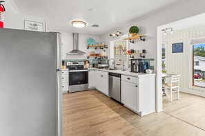 Kühlschrank, Mikrowelle, Herdplatte, Geschirrspüler