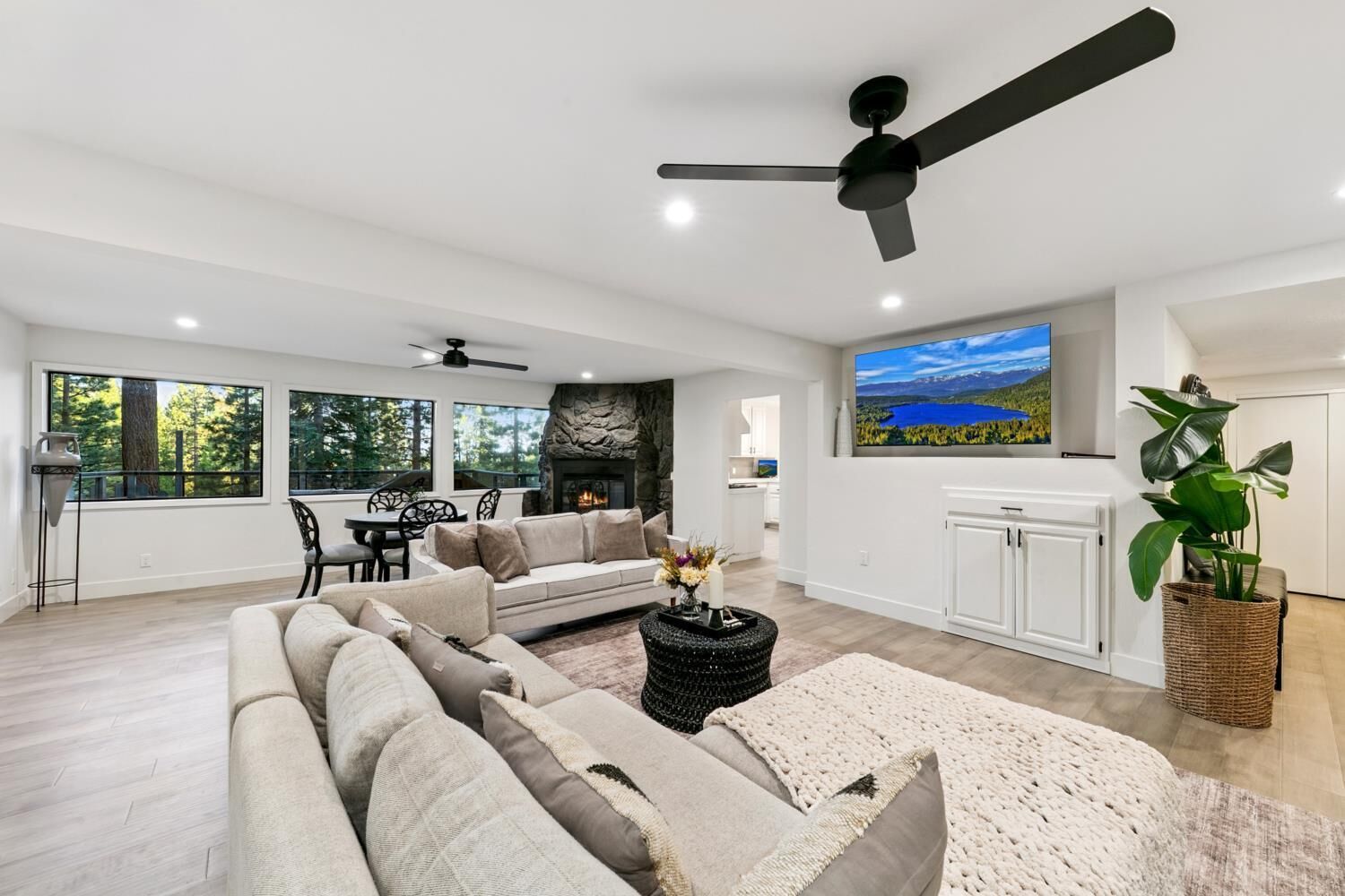 Téléviseur, foyer, table de ping-pong, livres