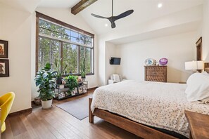 4 bedrooms, desk, free WiFi, bed sheets