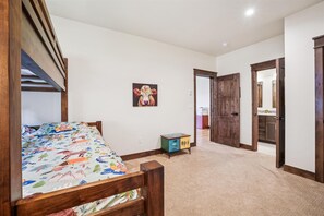 4 bedrooms, desk, free WiFi, bed sheets