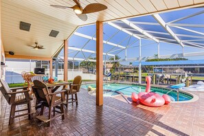 Outdoor dining - Sail into Paradise with Pool, Spa & Dockside Living - Captain Jack's Landing (Cape Coral)