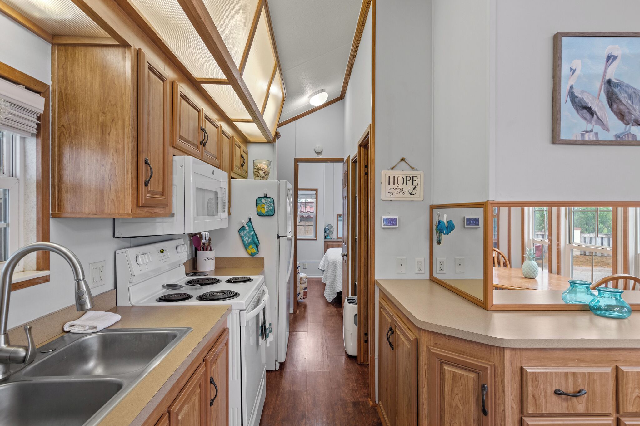 Fridge, oven, stovetop, coffee/tea maker