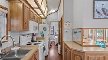 Refrigerador, horno, parrilla de estufa y cafetera y tetera