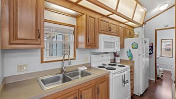 Fridge, oven, stovetop, coffee/tea maker