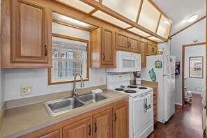 Fridge, oven, stovetop, coffee/tea maker
