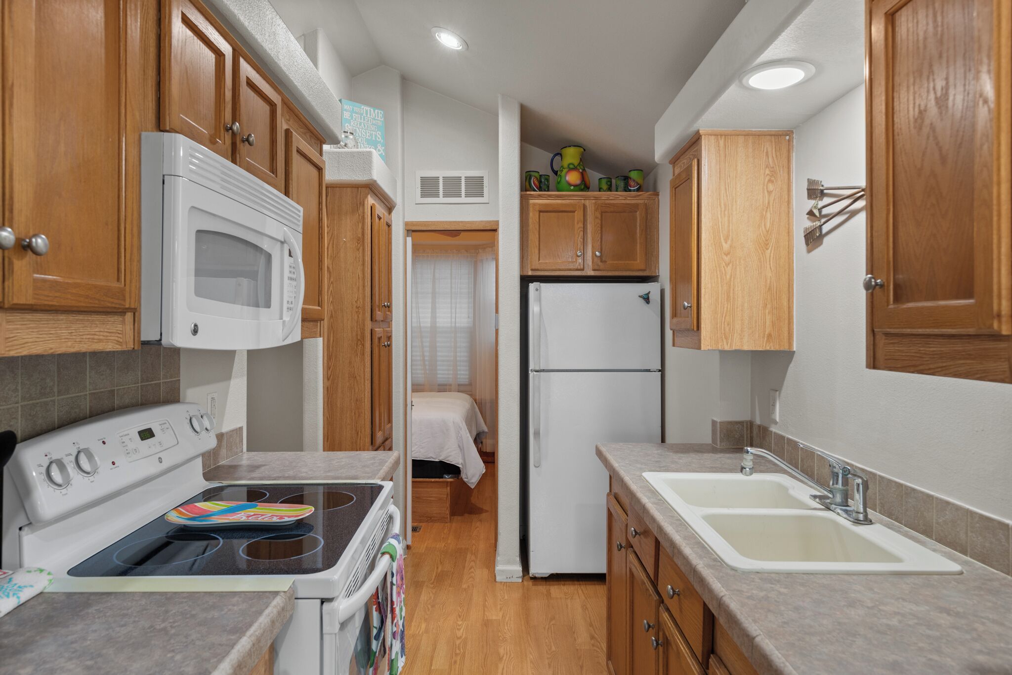 Fridge, oven, stovetop, coffee/tea maker