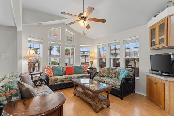 TV - Cozy 1 bed retreat in Port Isabel, perfect for a getaway. (Port Isabel)