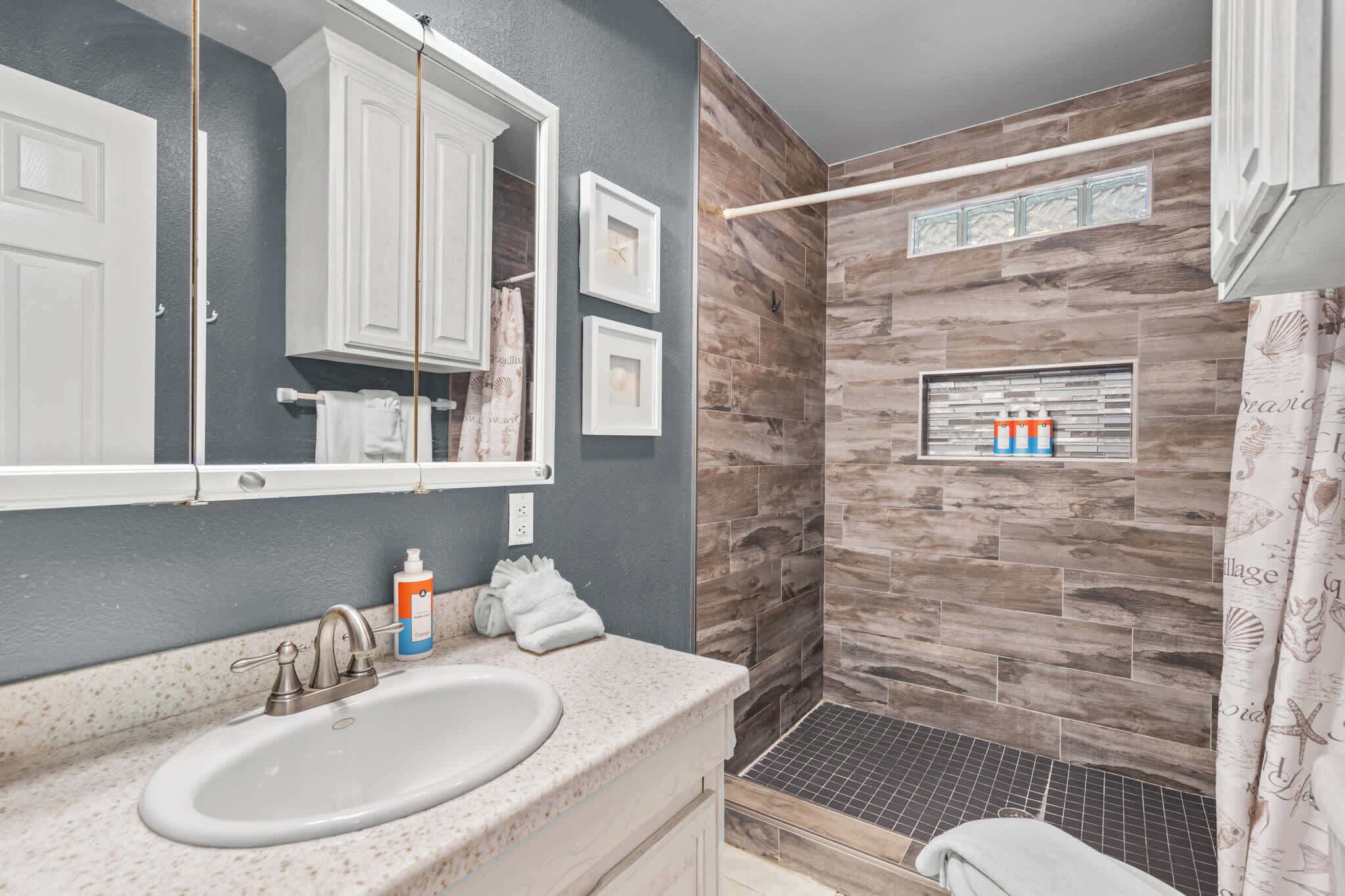 Shower, towels, shampoo