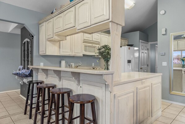 Fridge, microwave, oven, stovetop - Cozy 2BR cottage in Port Isabel, perfect for families and pets! #1 (Port Isabel)